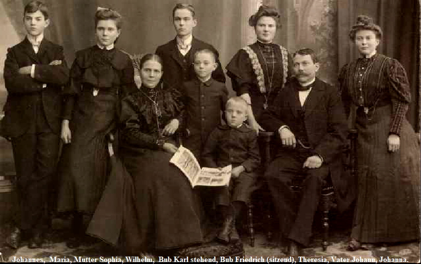 Johannes,  Maria, Mutter Sophia, Wilhelm,  Bub Karl stehend, Bub Friedrich (sitzend), Theresia, Vater Johann, Johanna.