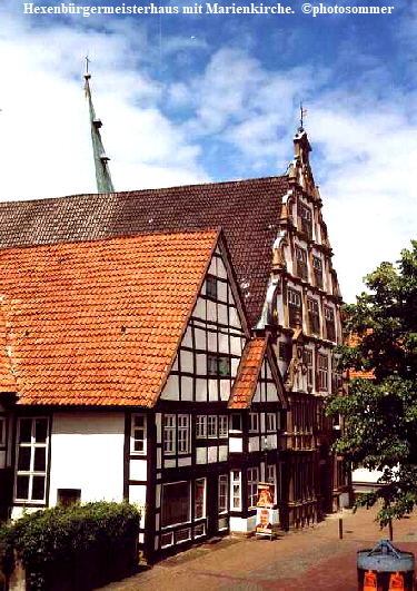 Hexenbürgermeisterhaus mit Marienkirche.  ©photosommer