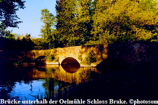 Brücke unterhalb der Oelmühle Schloss Brake. ©photosommer