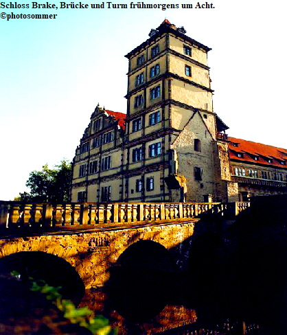 Schloss Brake, Brücke und Turm frühmorgens um Acht.
©photosommer