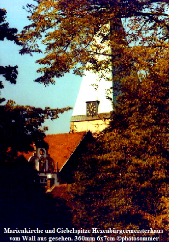 Marienkirche und Giebelspitze Hexenbürgermeisterhaus 
vom Wall aus gesehen. 360mm 6x7cm ©photosommer