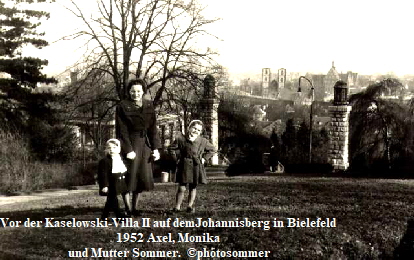 Vor der Kaselowski-Villa II auf demJohannisberg in Bielefeld 
1952 Axel, Monika 
und Mutter Sommer.  ©photosommer