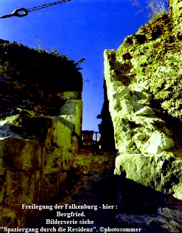 Freilegung der Falkenburg - hier : 
Bergfried.
Bilderserie siehe 
