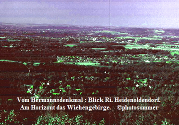 Vom Hermannsdenkmal : Blick Ri. Heidenoldendorf. 
Am Horizont das Wiehengebirge.    ©photosommer