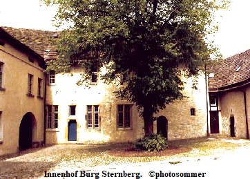 Innenhof Burg Sternberg.   photosommer