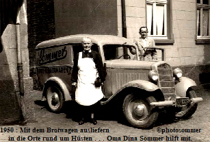 1950 : Mit dem Brotwagen ausliefern                       photosommer
in die Orte rund um Hsten . . . Oma Dina Sommer hilft mit.