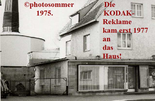 photosommer               Die 
                  1975.                         KODAK-
                                                   Reklame 
                                                   kam erst 1977 
                                                   an 
                                                   das 
                                                   Haus!