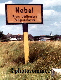 Nebel : Hölzernes Ortsschild 1963.