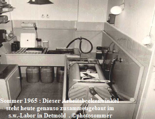 Sommer 1965 : Dieser Arbeitsbeckenwinkel 
 steht heute genauso zusammengebaut im 
s.w.-Labor in Detmold  . ©photosommer