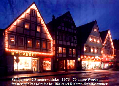 Schlerstr.: 2.Fenster v. links - 1976 - 79 unser Werbe- 
fenster mit Pass-Studio bei Bckerei Richter. photosommer